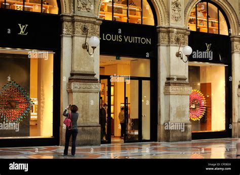 louis vuitton azienda|louis vuitton in milan italy.